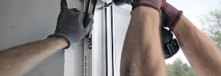Person befestigt Türrahmen mit Akkuschrauber