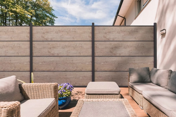 Heller hoher Gartenzaun