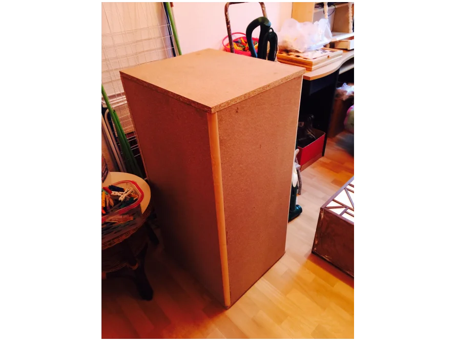 Rückseite eines Schranks aus Holz