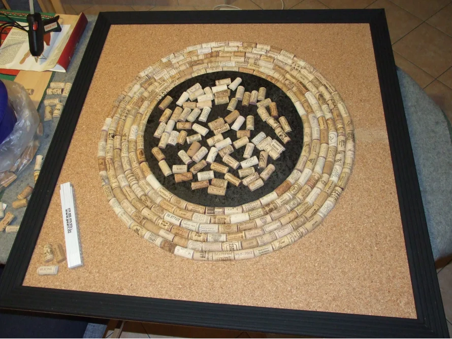 Ein Bild mit Weinkorken auf einer Korkplatte