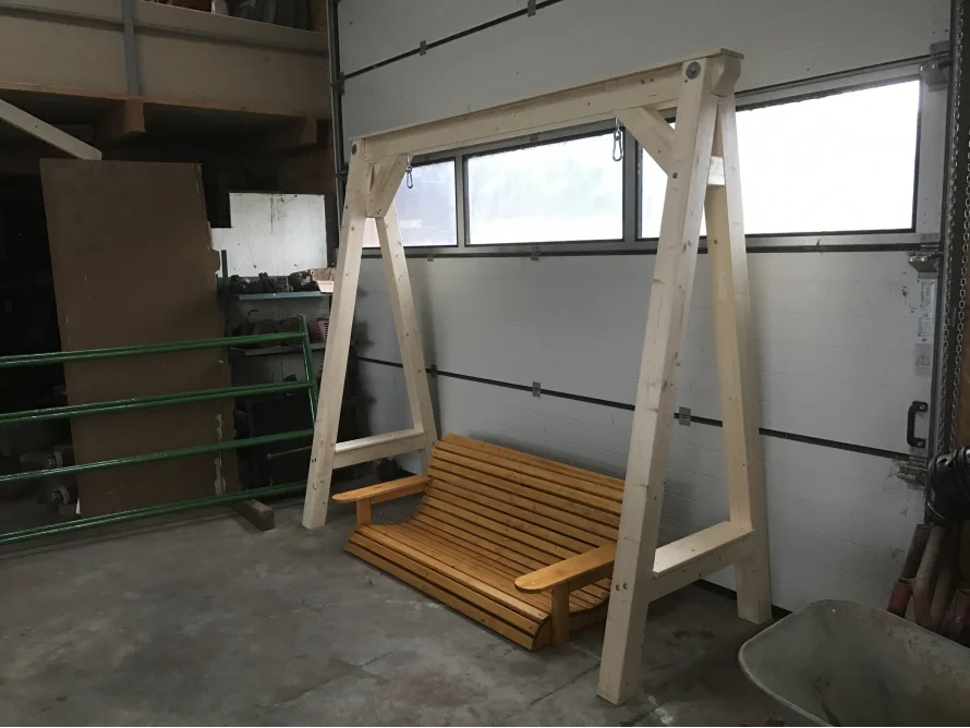 Eine Holz-Verandaschaukel in einer Garage.