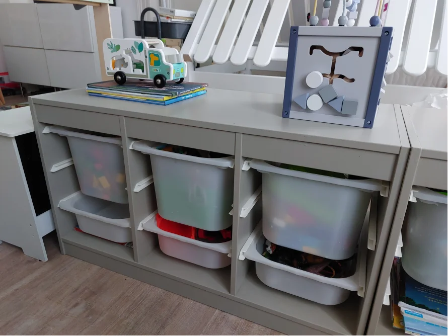 Graues Regal mit Spielzeugkisten