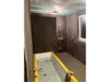 Unfertiges Badezimmer mit Badewanne