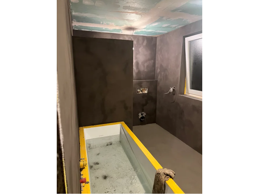 Unfertiges Badezimmer mit Badewanne