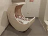 Mondförmiges Babybett aus Holz