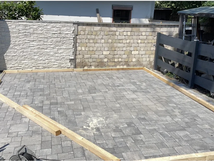 Pflasterfläche mit Holzrahmen