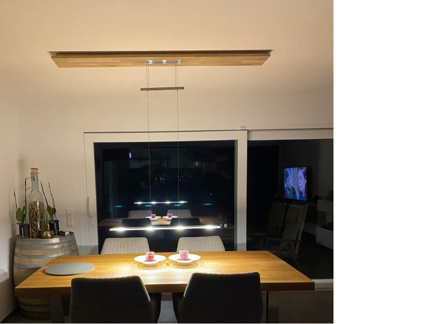 Esstisch mit moderner Lampe