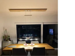 Esstisch mit moderner Lampe