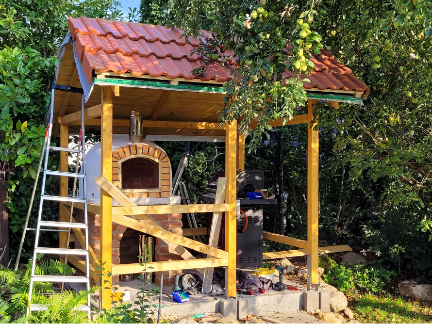 Rohbau eines Pizzaofens im Garten