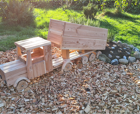 Ein Spielzeuglaster aus Holz