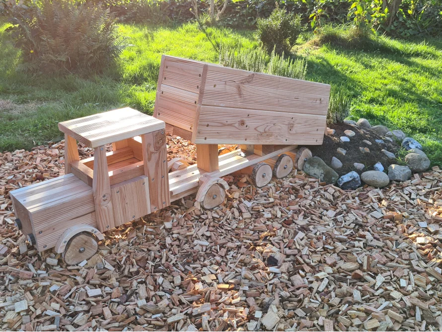 Ein Spielzeuglaster aus Holz