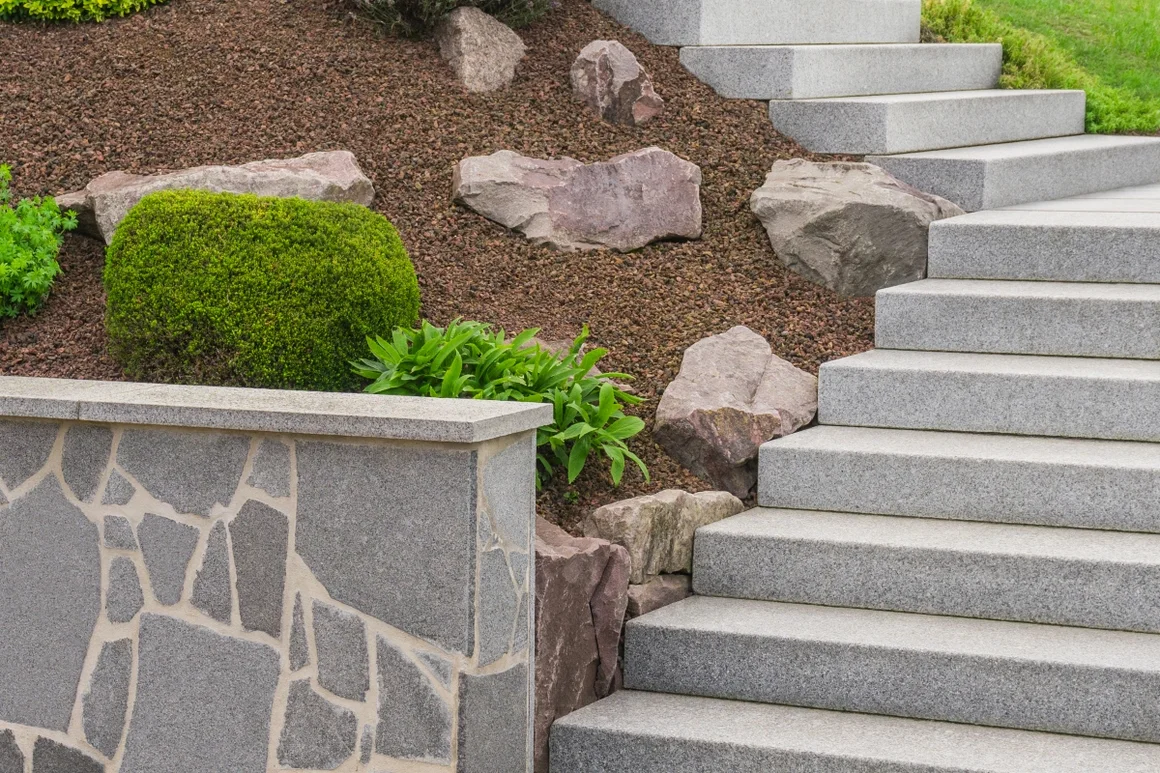 Granittreppe im Garten