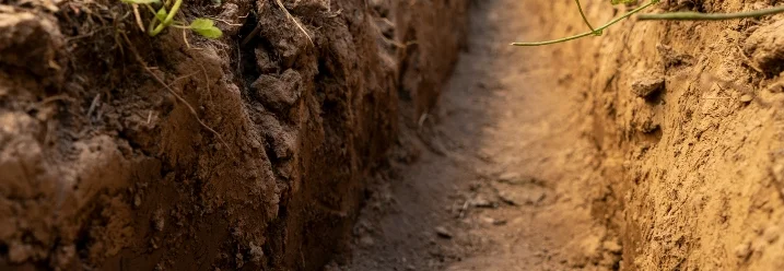 Ein frisch ausgehobener Graben im Garten.