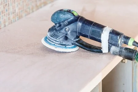 Schleifmaschine auf einer Arbeitsplatte