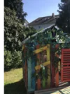 Buntes Gartenhaus aus Holz