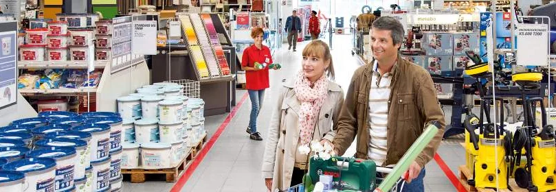 Menschen beim Einkauf im Baumarkt