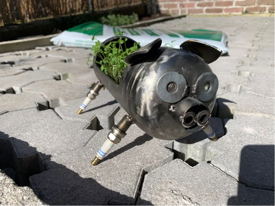 Metallschwein als Blumentopf