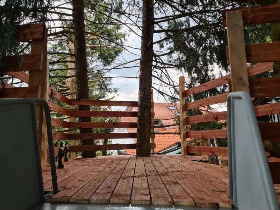 Holzterrasse zwischen Bäumen