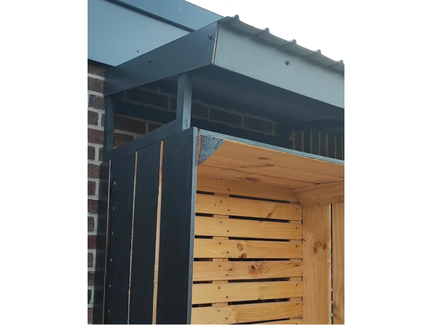 Holzgerüst eines Schuppens mit Dach