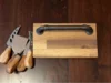 Käsebrett aus Holz mit Griff und drei Messern