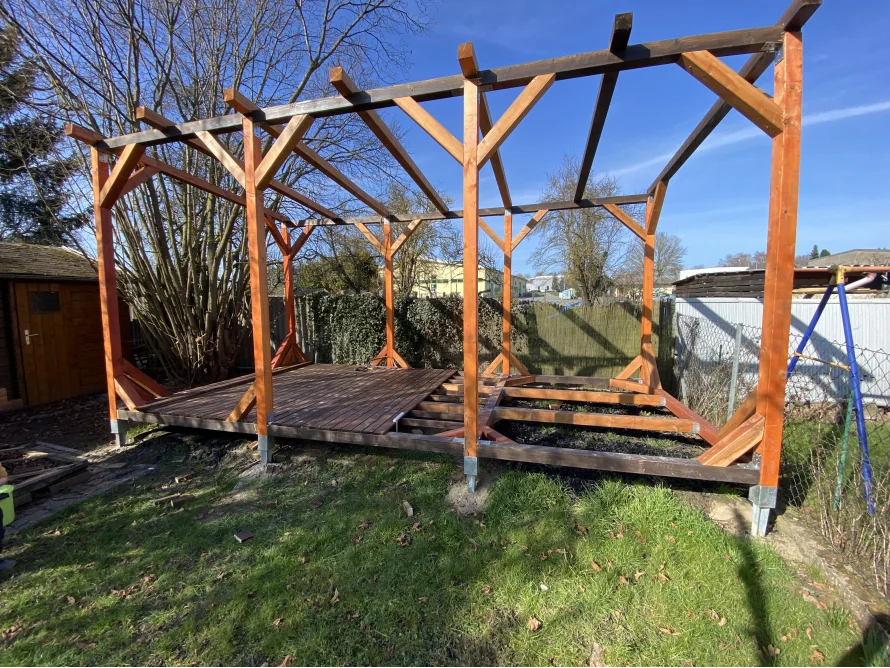 Holzgerüst einer Terrasse im Bau