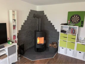 Ein brennender Kamin in einer Zimmerecke