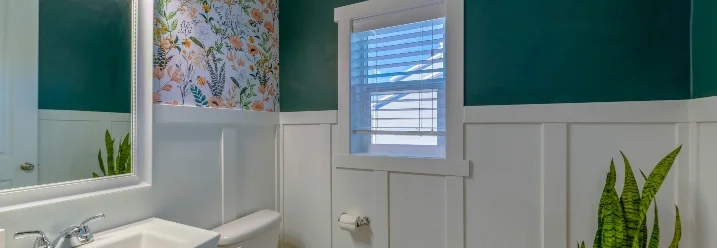 Kleines Badezimmer mit geblümter Tapete