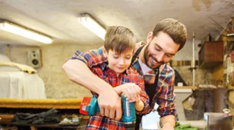 Person und Kind mit Akkuschrauber