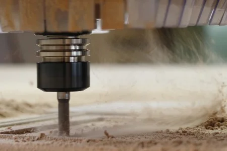 Fräse bearbeitet Holz