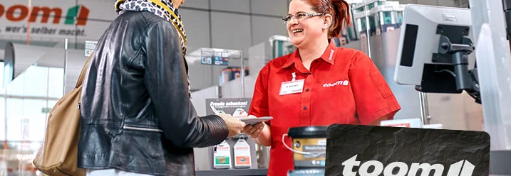 Zwei Personen an einer Kasse