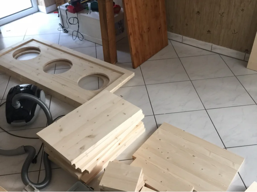 Holzbretter für ein Katzenhaus