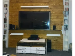 TV Wand aus Holz (Old Style)