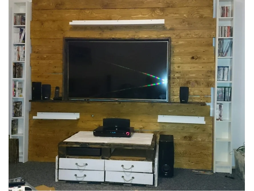 TV Wand aus Holz (Old Style)