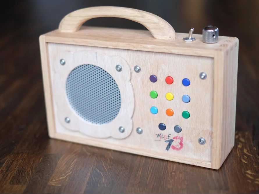 Holzspielzeug mit bunten Knöpfen