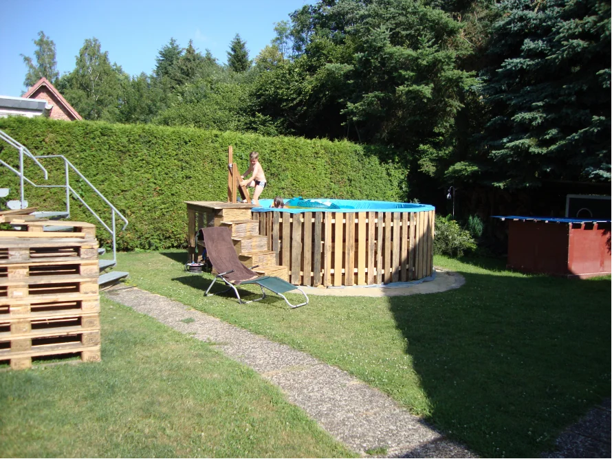 Pool mit Holzverkleidung im Garten