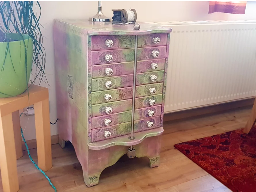 Upgecycelte Kommode mit vielen Schubladen