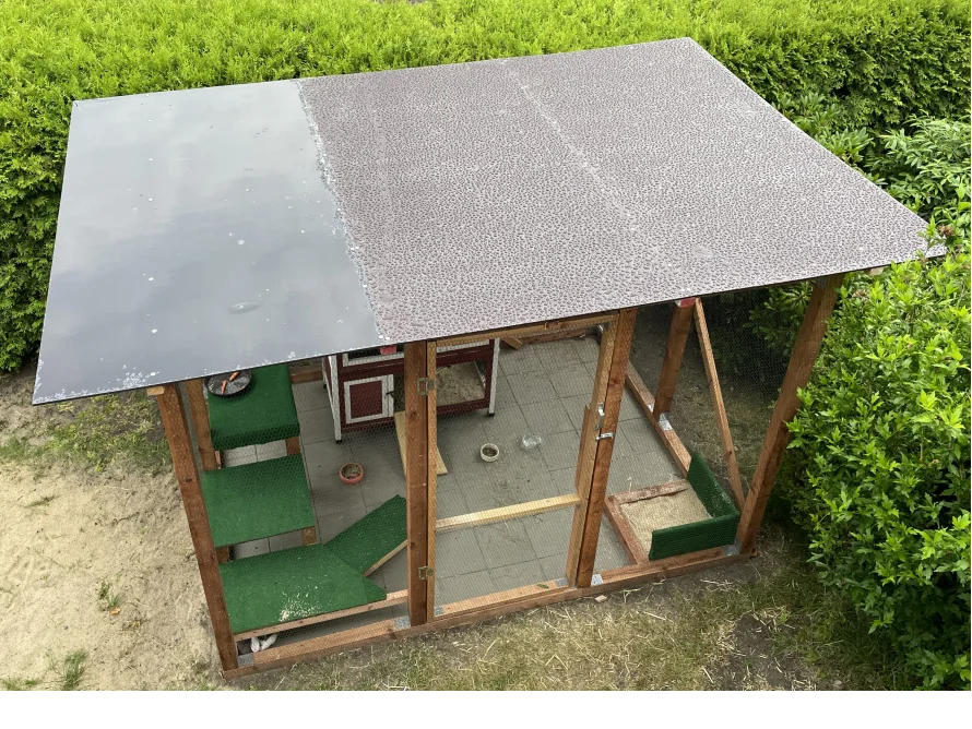 Hühnerstall aus Holz mit Voliere.