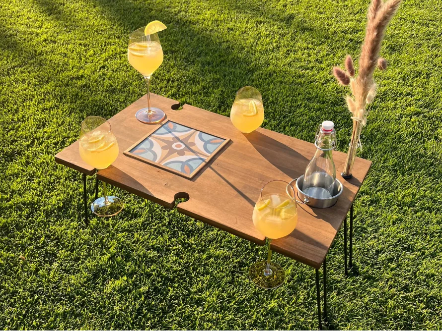 Klapptisch mit Getränken auf Rasen