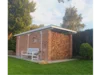 Gartenhaus aus Ziegelsteinen mit Brennholz