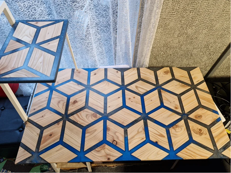 Tischplatte mit geometrischem Muster