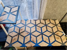 Tischplatte mit geometrischem Muster