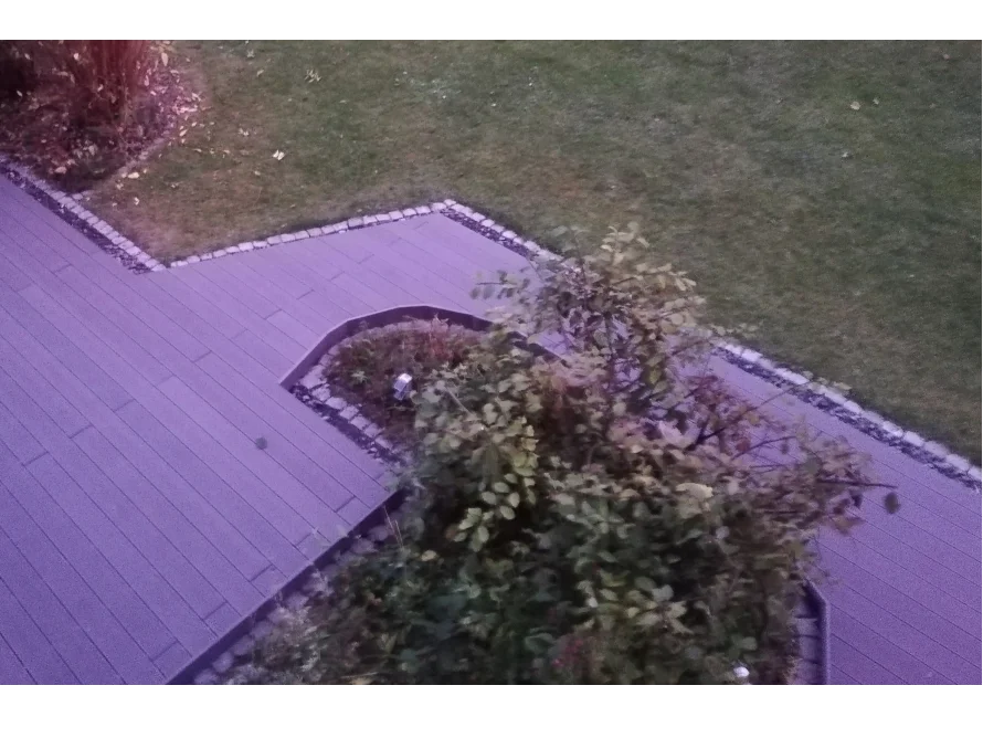 Holzterrasse mit Beeten