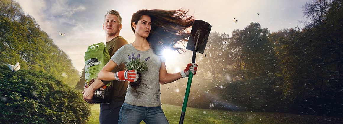 Ana und Bastian halten Gartenmaterial in den Händen