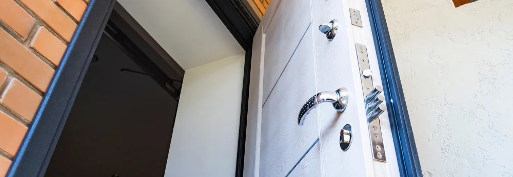 Offene weiße Tür mit silberner Türklinke