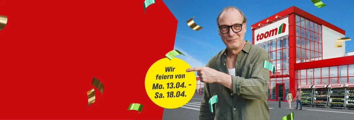 Mensch vor einem Baumarkt, der auf einen Aktionszeitraum mit Konfetti zeigt.