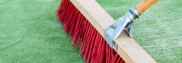 Besen auf Kunstrasen
