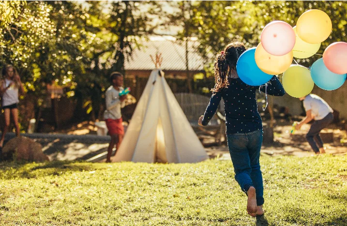 Kinder spielen im Garten