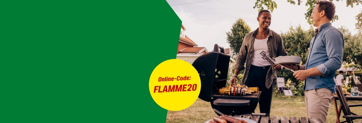 Online-Code: FLAMME20. Zwei gut gelaunte Personen grillen mit einer Grillzange im Garten.