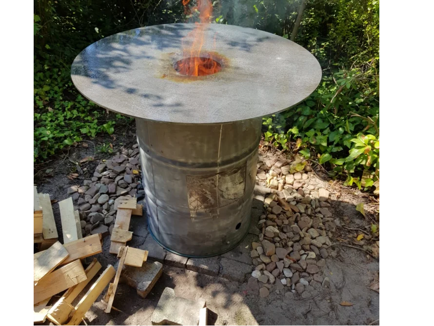Feuerstelle aus Metallfass