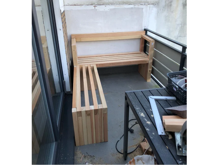 Holzbank auf einem Balkon während des Baus.